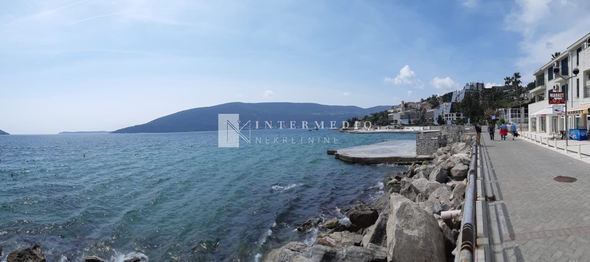 Prodaja luksuznog dvosobnog stana na prvoj liniji mora – Savina, Herceg Novi