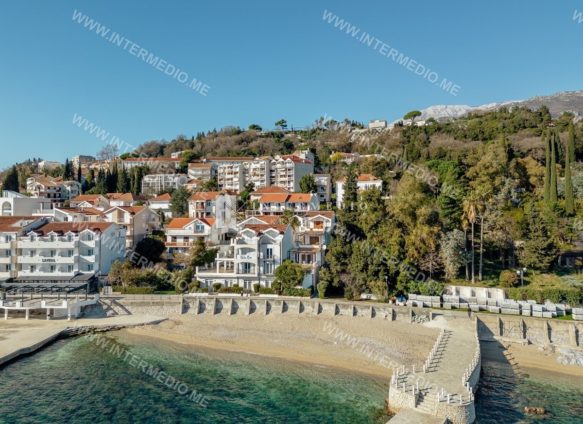 Prodaja, dvosoban stan sa prostranom terasom na prvoj liniji do mora, Savina, Herceg Novi