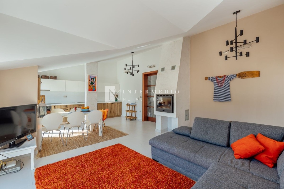 For rent, three-bedroom apartment with an area of 130 m² in Đenovići.