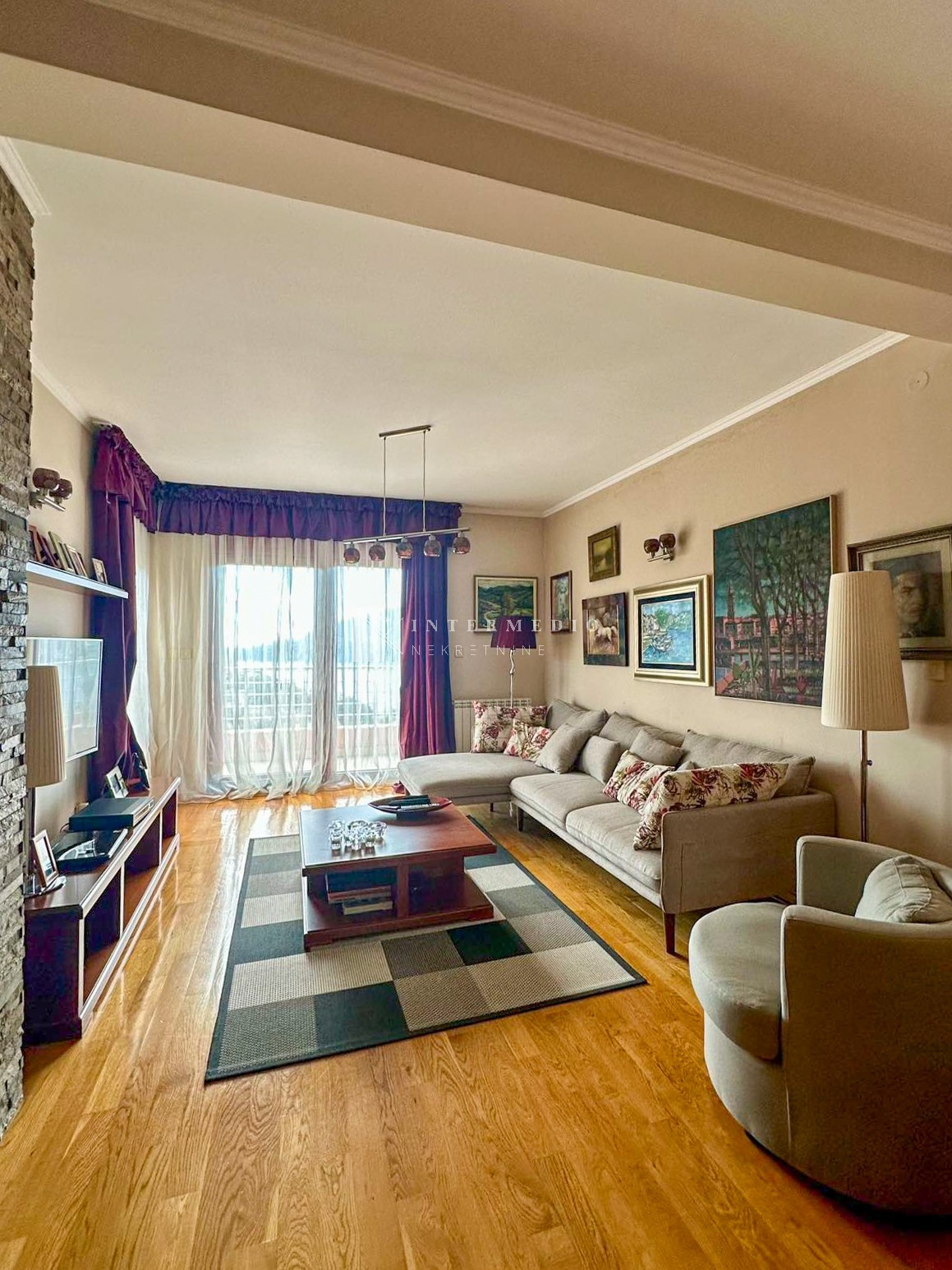 Izdaje se komforan dvosoban stan površine 105 m² u naselju Topla 3