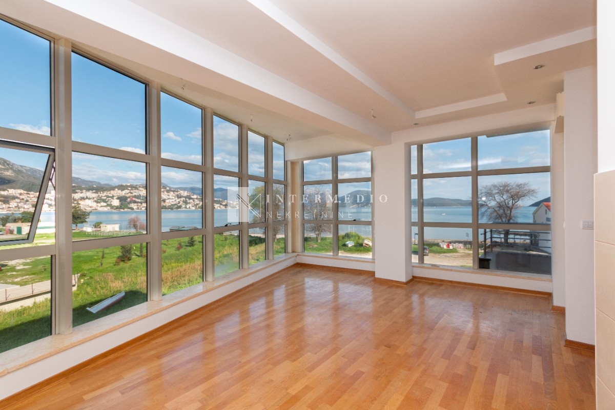 Two bedroom apartment by the sea, 126m2, Igalo, Herceg Novi
