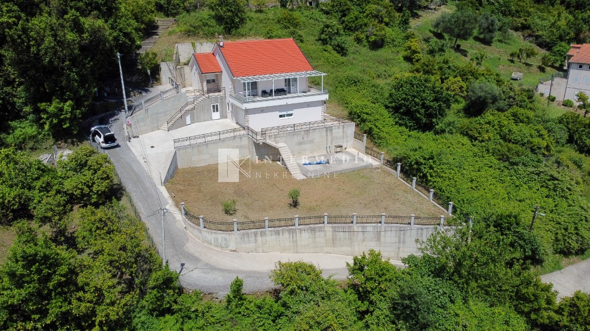 Kuća u naselju Zelenika, mir, komfor i kvalitet na jednom mjestu