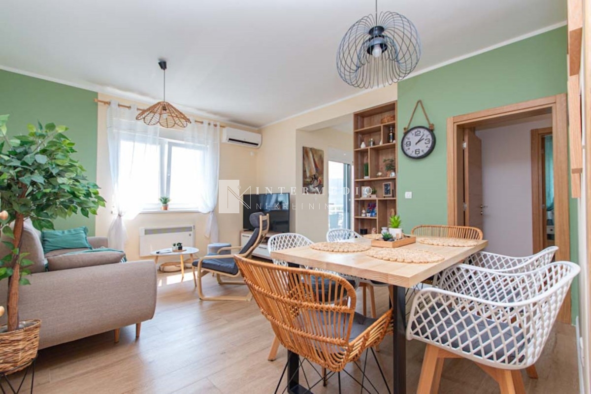 Prodaje se prostran i renoviran stan sa pogledom na more – Herceg Novi