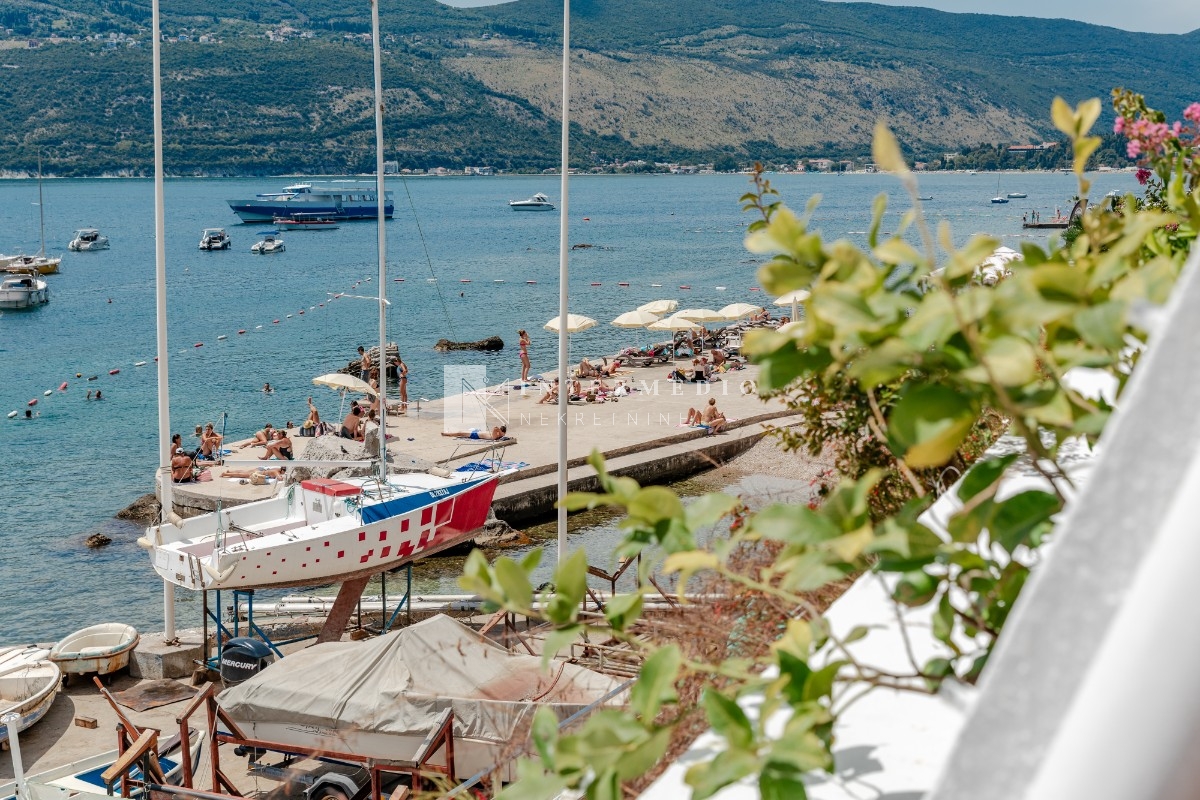 Izdaje se jednosoban stan na prvoj liniji, na Škveru