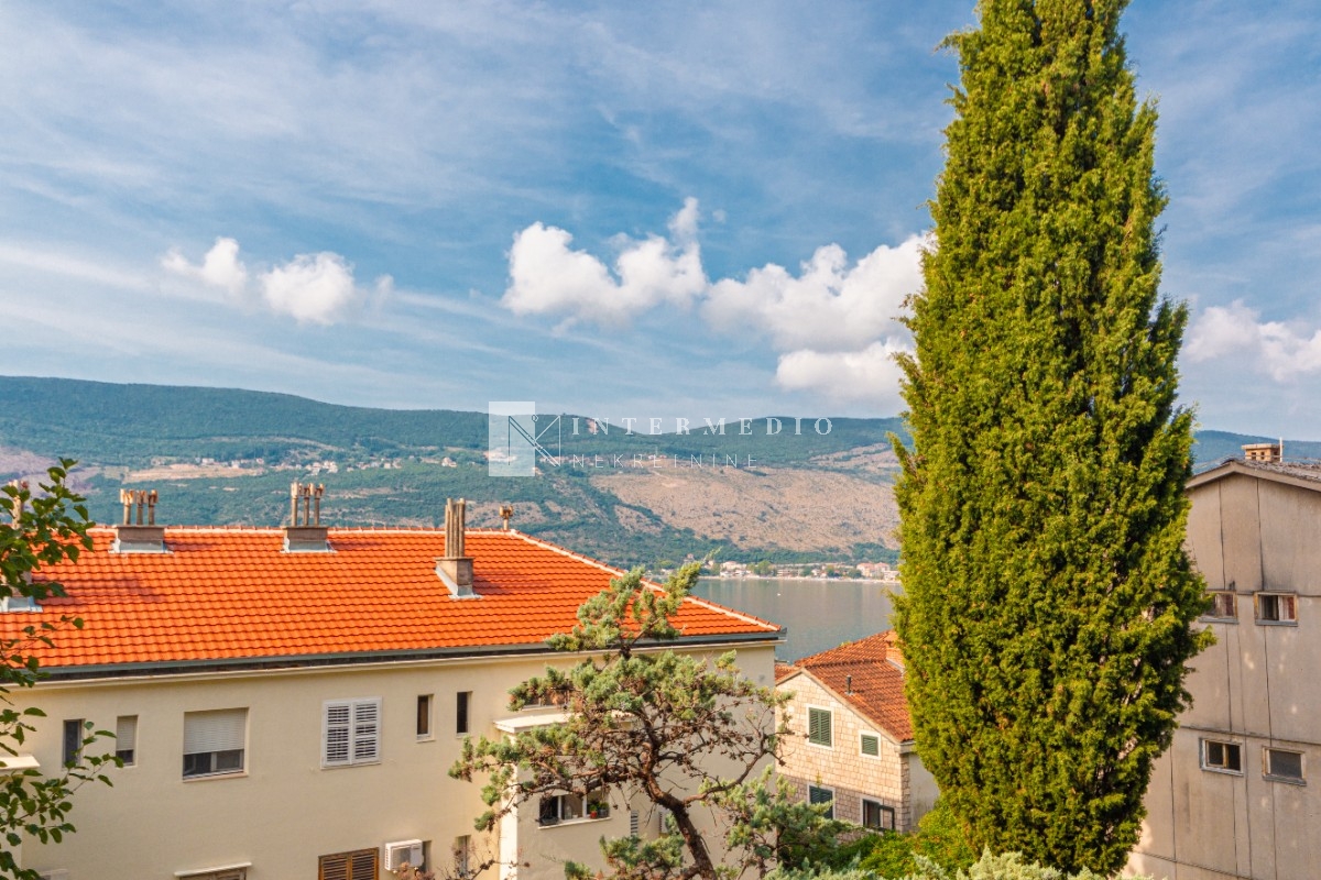 For sale: 66m² apartment, below the main road, partial sea view – 300m from the sea