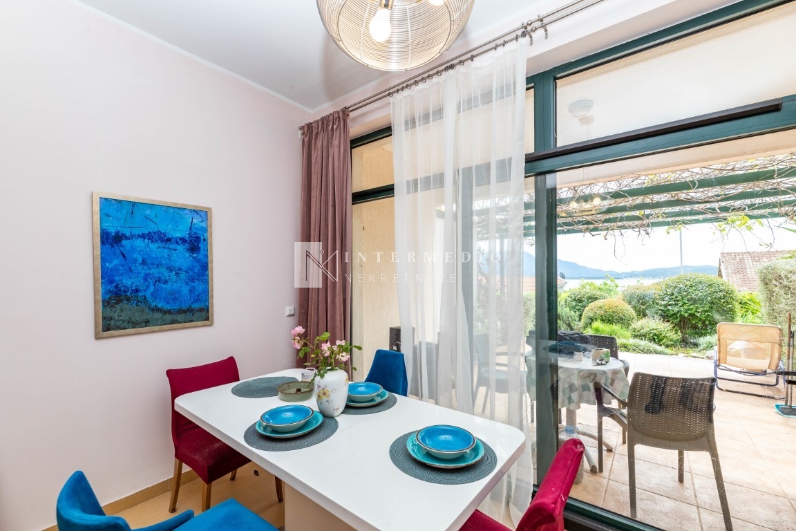 Dupleks stan sa pogledom na more, Bijela