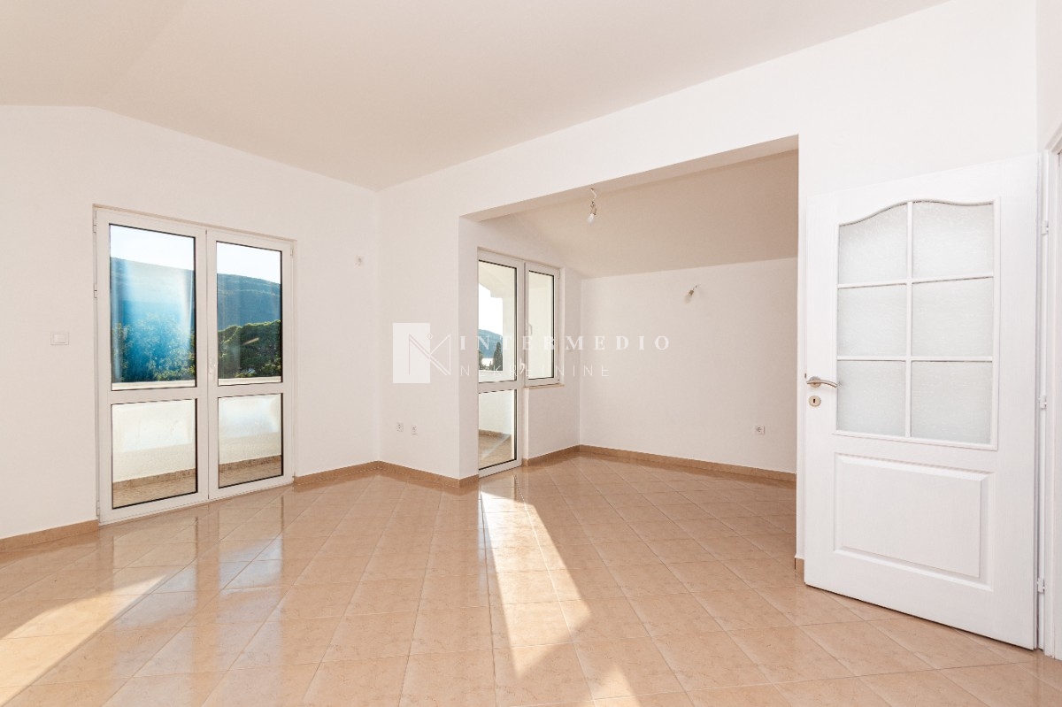 Dvosoban stan preko puta Portonovg