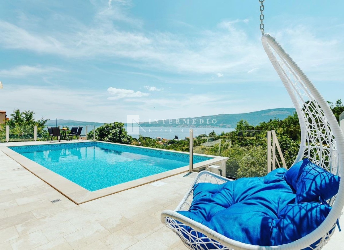 A villa with a pool of 380m2 on a plot of 650m2 is for sale